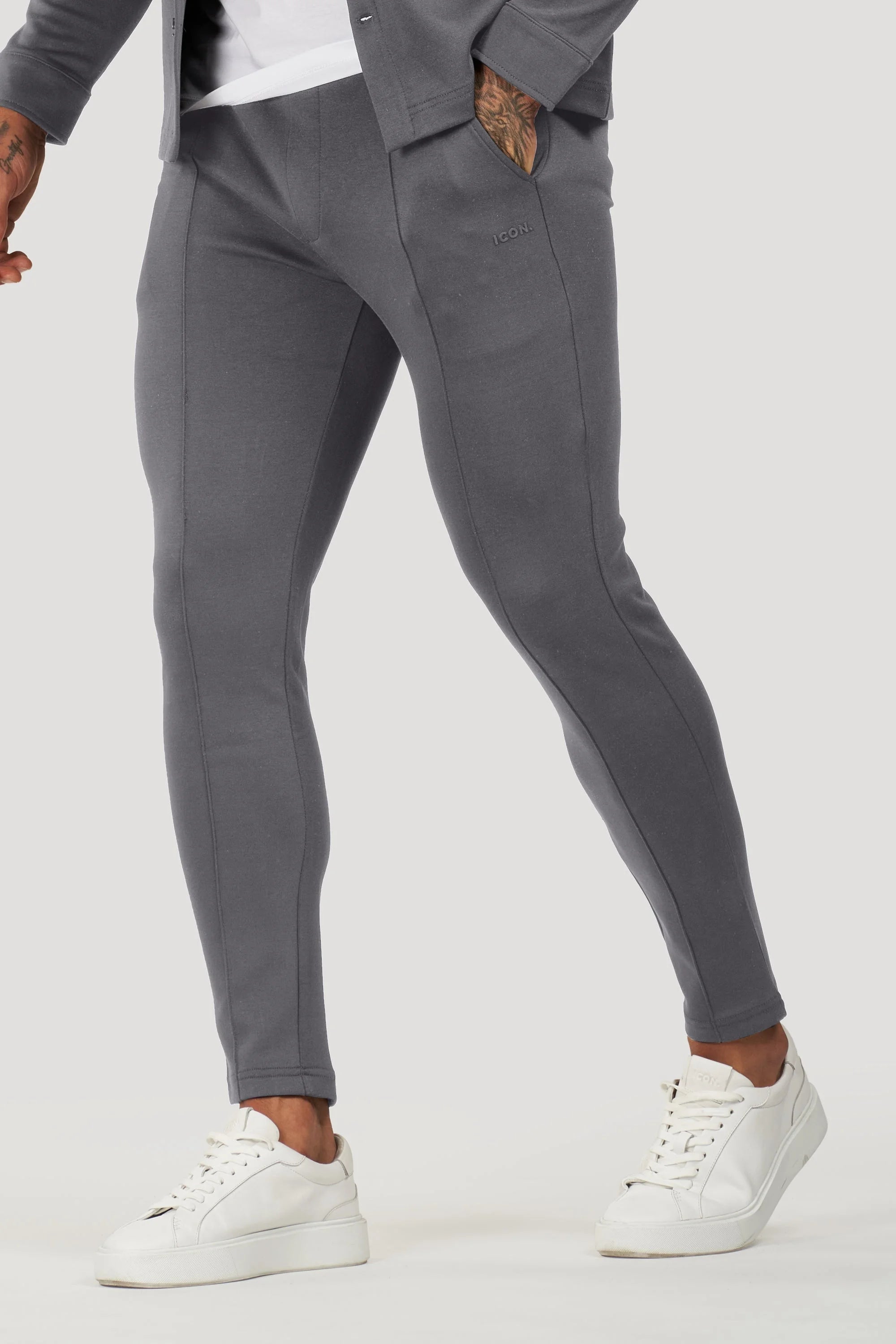 THE ATHLETIC JOGGER